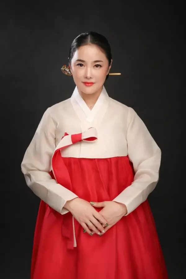 흰 저고리와 붉은 치마를 입고 손을 모은 방울신녀 초상