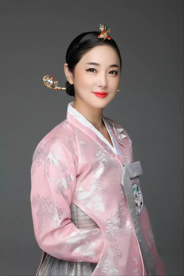 분홍 한복을 입은 방울신녀 측면 초상
